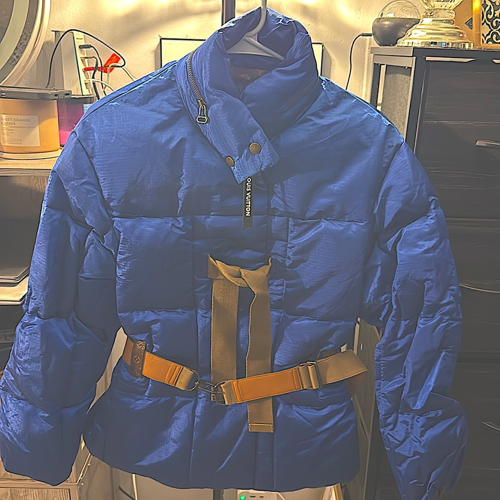 Rare & Authentic Louis Vuitton women’s down puffer jacket with belt